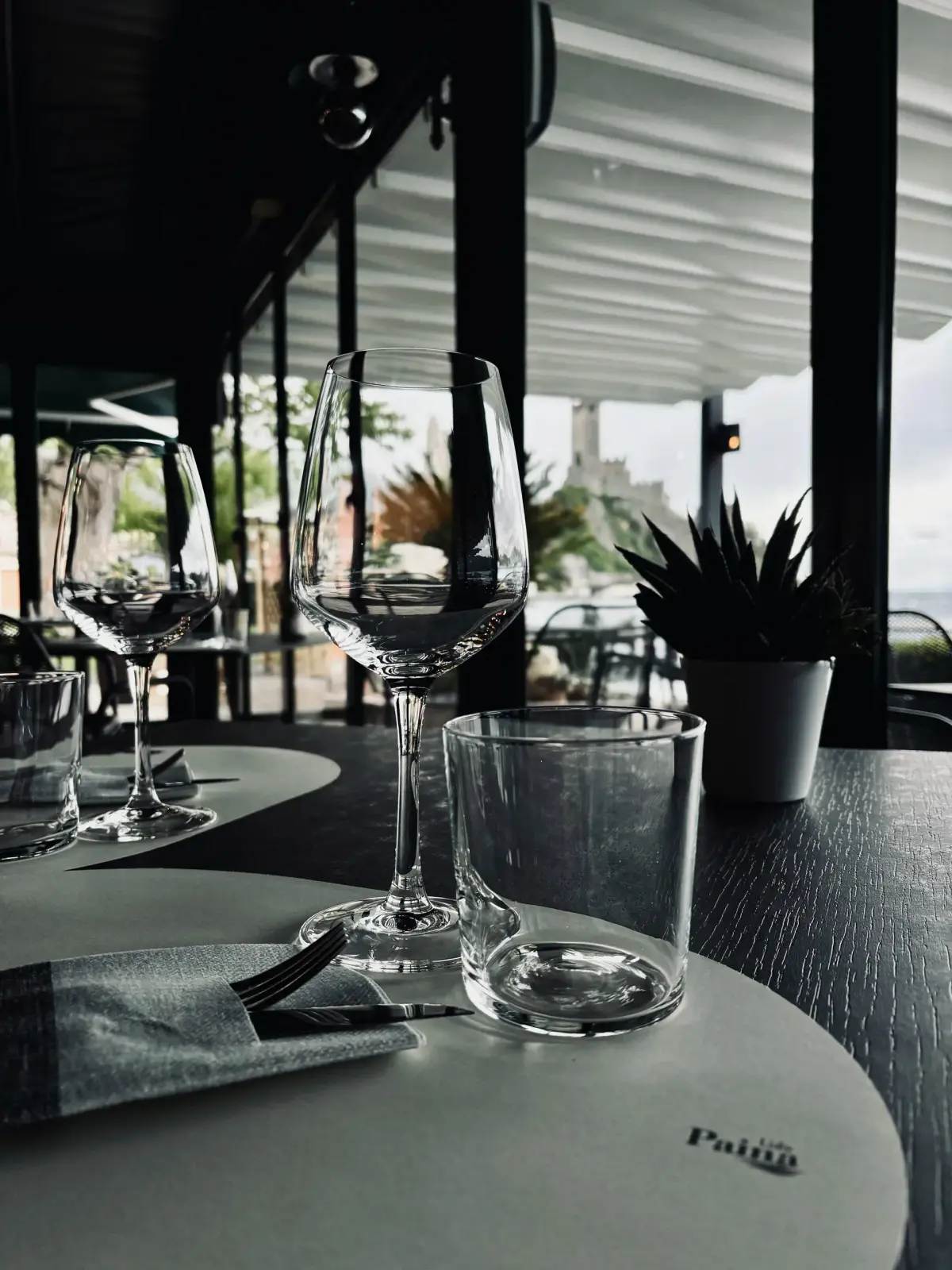 Tavolo apparecchiato sulla terrazza del Lido Paina con il Castello Scaligero sullo sfondo