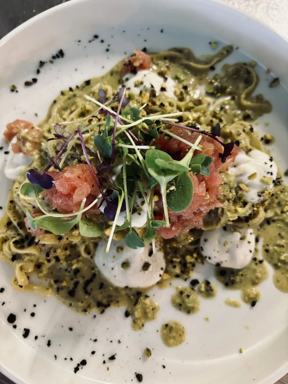 Tagliolini al pesto di pistacchio con tartare di tonno e stracciatella
