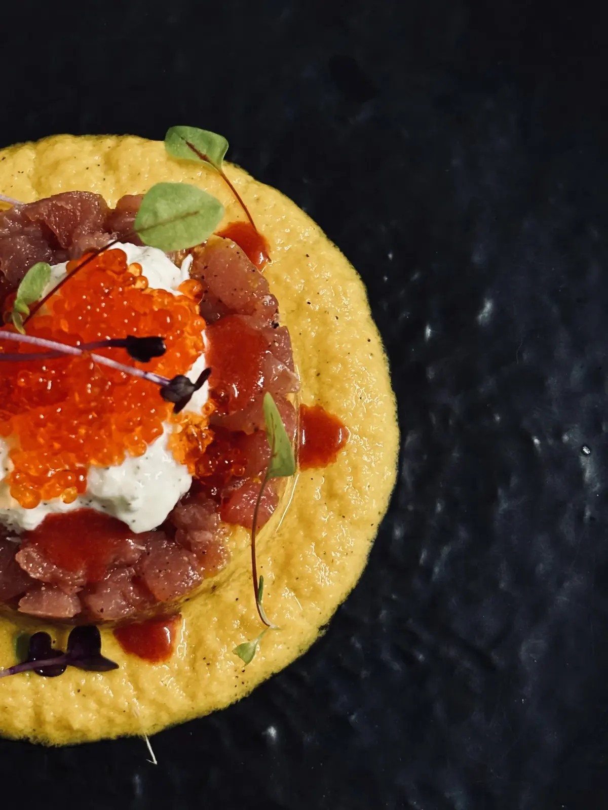 Tartare di tonno con uova di salmone servita su cialda croccante