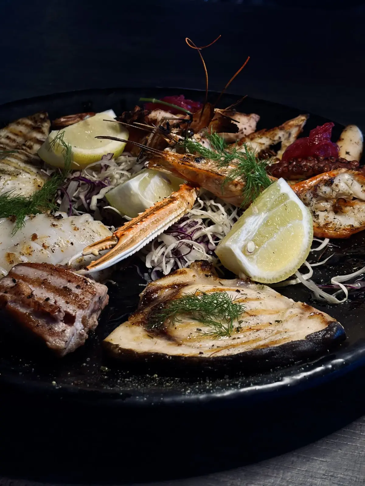 Grigliata mista di pesce del Lido Paina servita su piatto scuro
