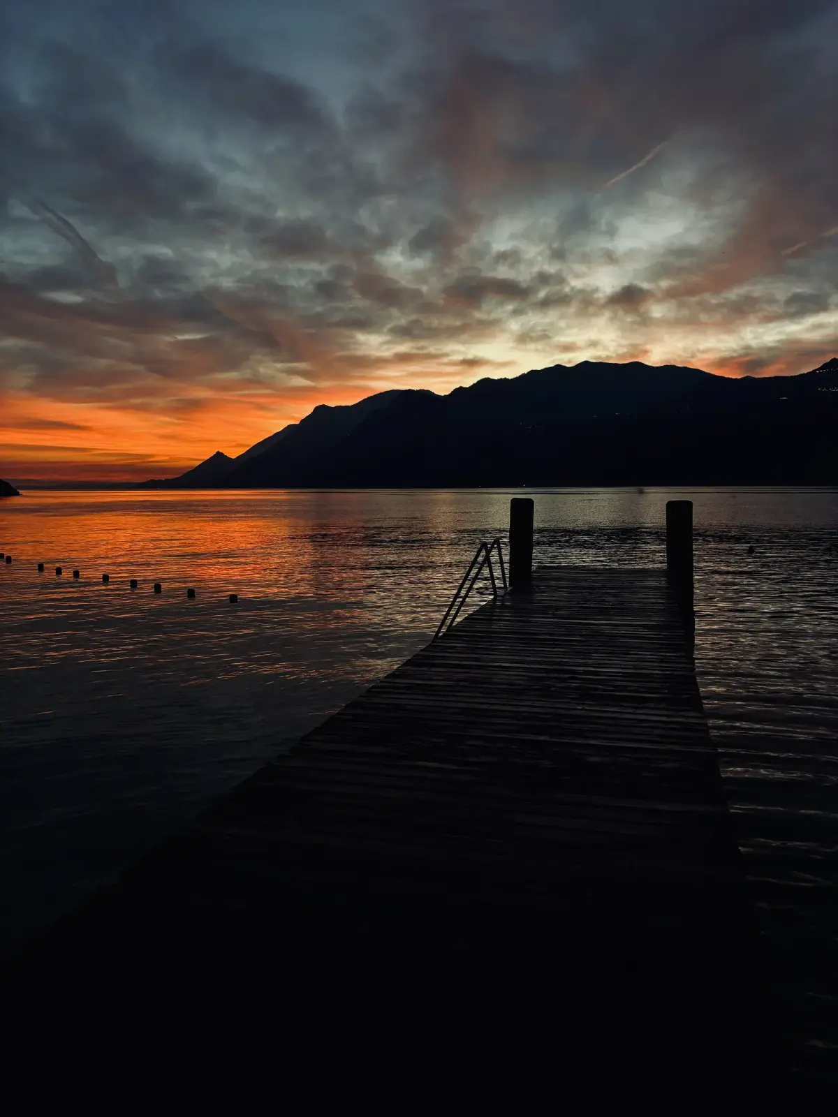Tramonto arancione sul Lago di Garda visto dal pontile del lido