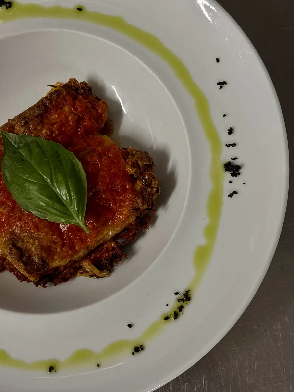 Parmigiana con pomodoro e basilico servita al Lido Paina