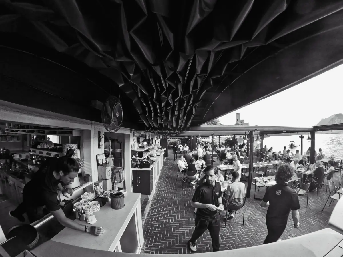 Sala e terrazza del Lido Paina durante il servizio, in bianco e nero