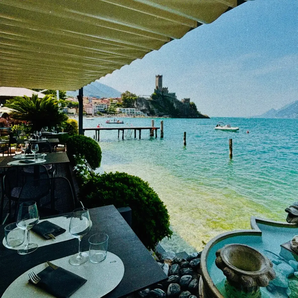 Blick vom Lido Paina über den Gardasee auf die Skaligerburg von Malcesine