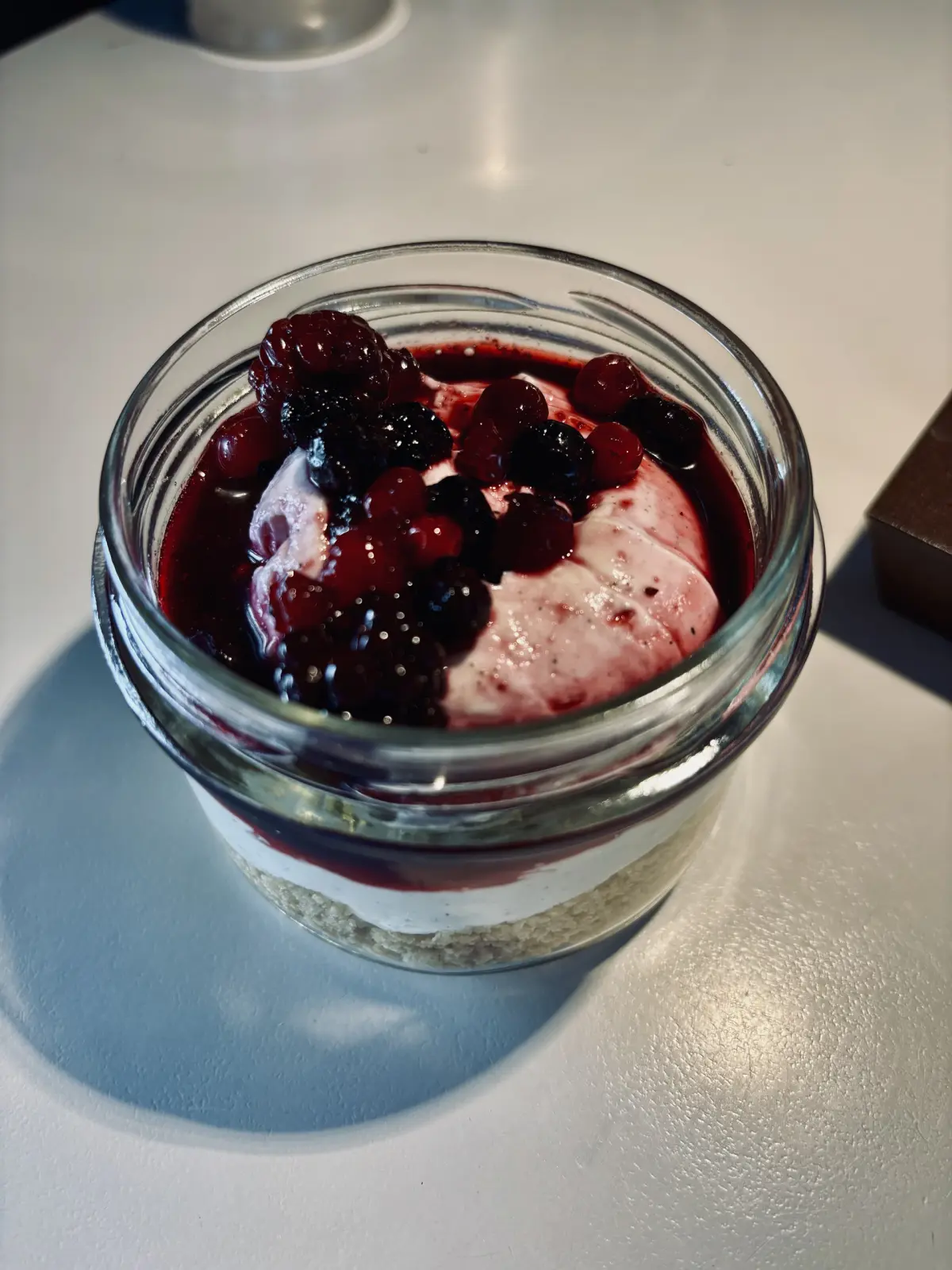 Cheesecake ai frutti di bosco servita nel vasetto di vetro