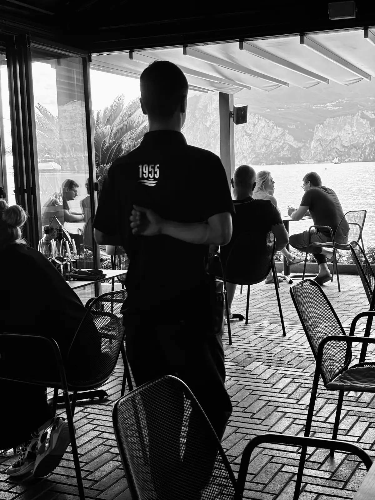 Cameriere con la maglia 1955 del Lido Paina durante il servizio in sala