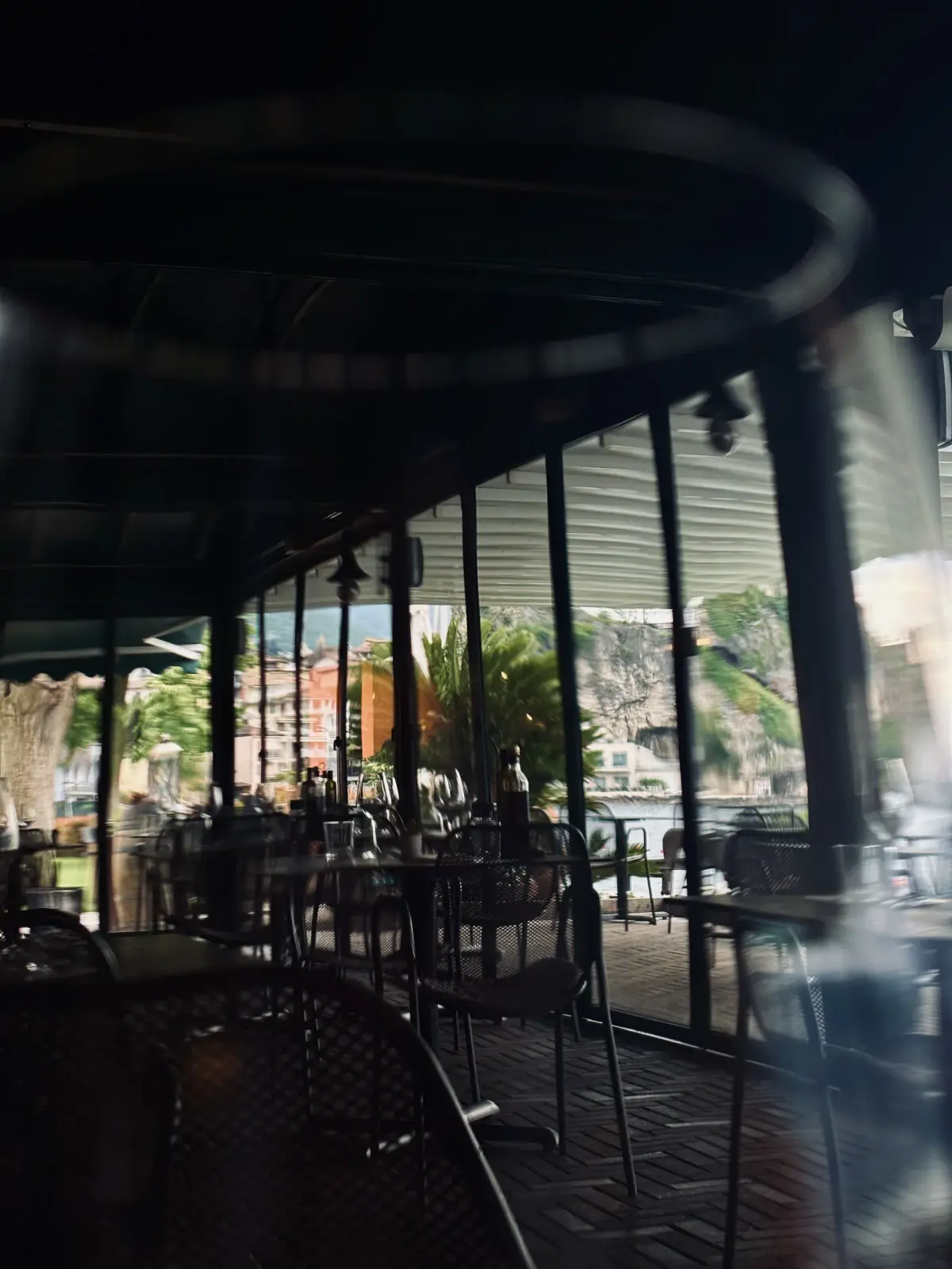 Veranda del ristorante con i tavoli affacciati sul lungolago di Malcesine