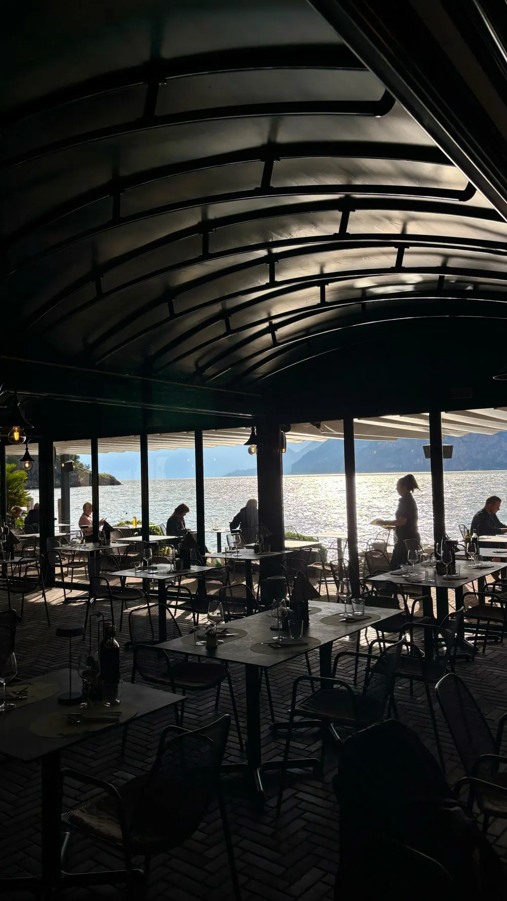 Terrasse des Restaurants Lido Paina mit Blick auf den Gardasee